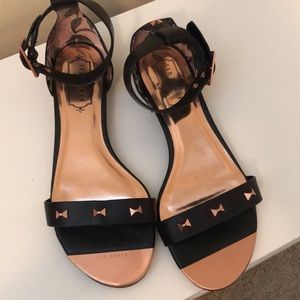Yes Baker rose gold/back sandals